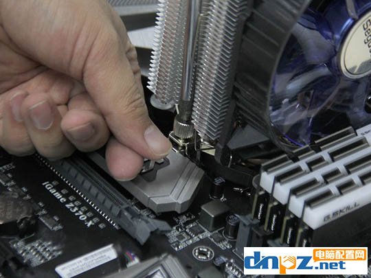 电脑组装教程：i7-8700k+1070ti吃鸡主机装机实录