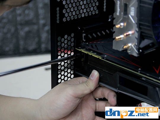 电脑组装教程:i7-8700k+1070ti吃鸡主机装机实录
