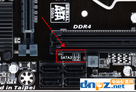 主板上的sata硬盘接口接哪个？