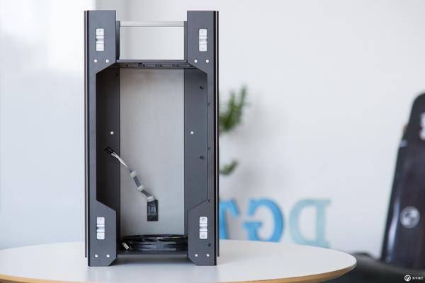 18核i9-7980XE搭配GTX1070Ti迷你itx小机箱装机教程实录