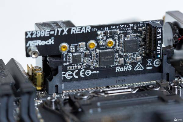 18核i9-7980XE搭配GTX1070Ti迷你itx小机箱装机教程实录