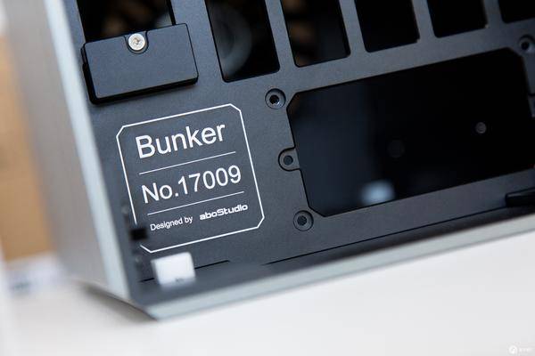 18核i9-7980XE搭配GTX1070Ti迷你itx小机箱装机教程实录