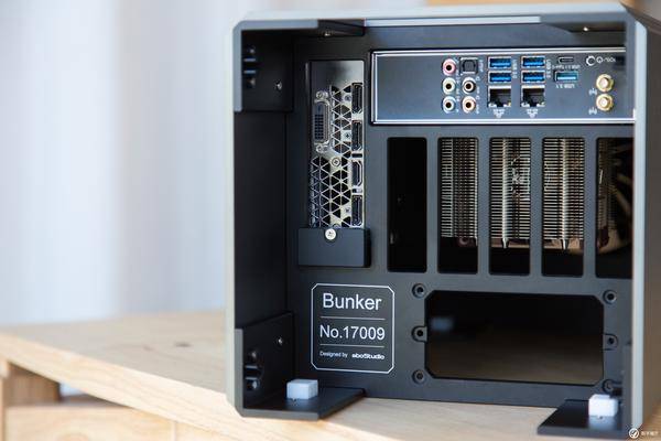 18核i9-7980XE搭配GTX1070Ti迷你itx小机箱装机教程实录