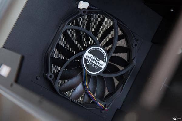 18核i9-7980XE搭配GTX1070Ti迷你itx小机箱装机教程实录