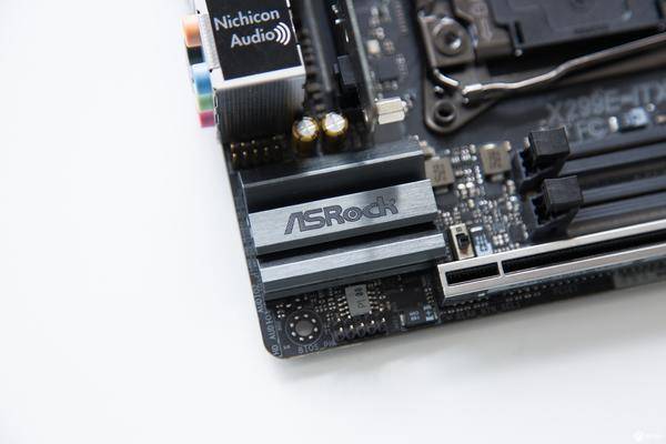 18核i9-7980XE搭配GTX1070Ti迷你itx小机箱装机教程实录