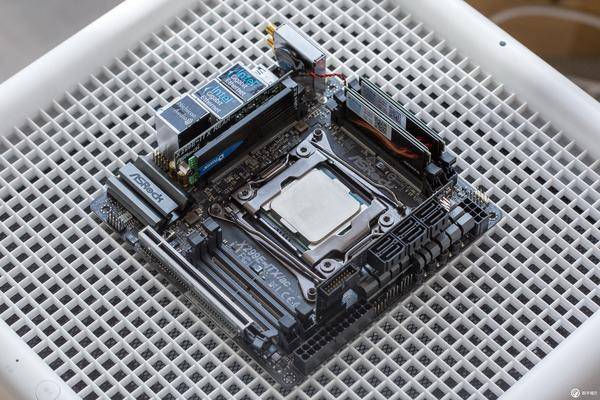 18核i9-7980XE搭配GTX1070Ti迷你itx小机箱装机教程实录