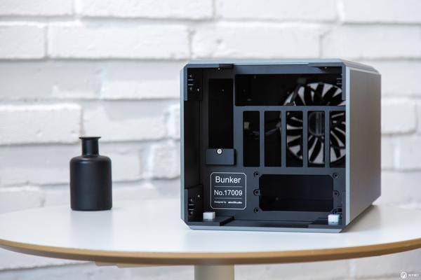 18核i9-7980XE搭配GTX1070Ti迷你itx小机箱装机教程实录