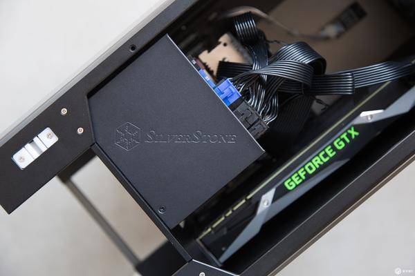 18核i9-7980XE搭配GTX1070Ti迷你itx小机箱装机教程实录