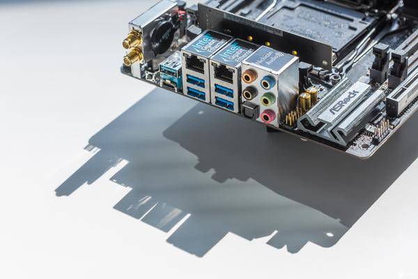 18核i9-7980XE搭配GTX1070Ti迷你itx小机箱装机教程实录