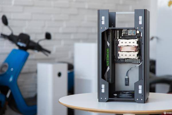 18核i9-7980XE搭配GTX1070Ti迷你itx小机箱装机教程实录